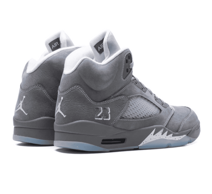 Nike Air Jordan 5 Wolf Grey Sneaker Paar hinten mit 23 Logo