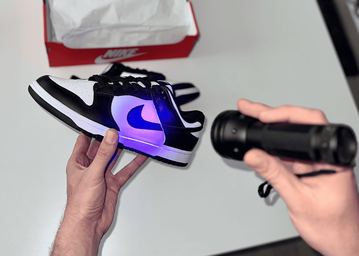 Echtheitsprüfung des Sneakers mit Blaulicht
