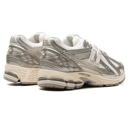New Balance 1906R Arid Stone Sneaker Paar hinten