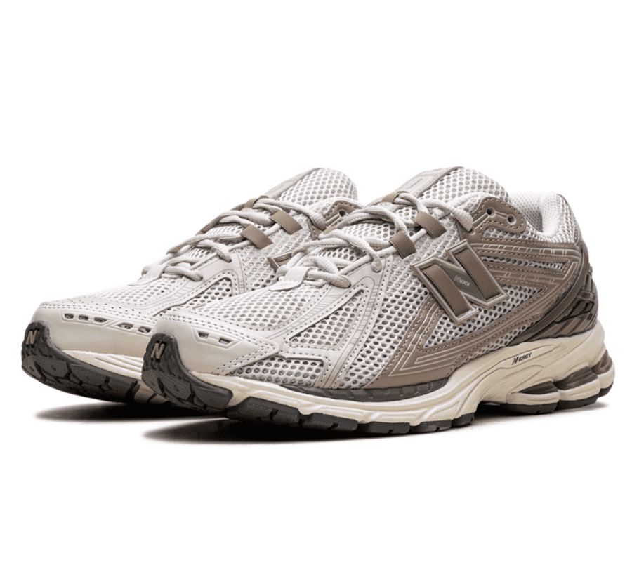 New Balance 1906R Beige Vachetta Seitenansicht mit N Logo