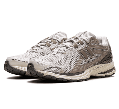 New Balance 1906R Beige Vachetta Seitenansicht mit N Logo