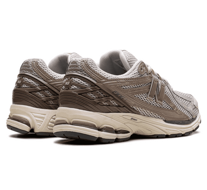 New Balance 1906R Beige Vachetta Sneaker Paar hinten