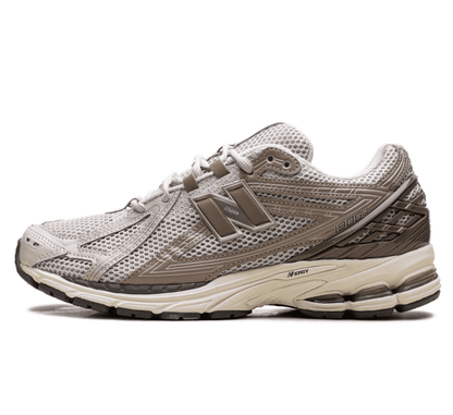 New Balance 1906R Beige Vachetta Sneaker Paar vorne Perspective