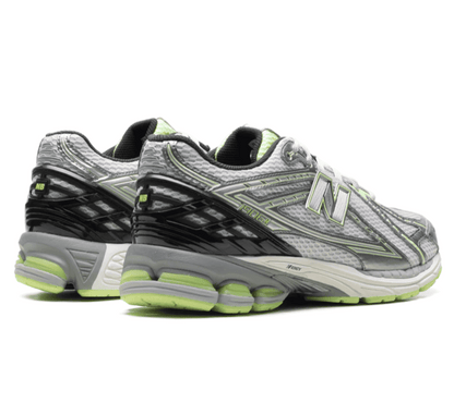 New Balance 1906R Dark Silver Metallic Mint Flash Sneaker Paar hinten