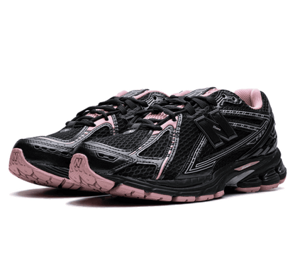 New Balance 1906R Pink Taffy Seitenansicht mit N Logo
