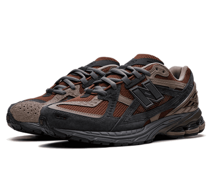New Balance 1906U Rich Oak Phantom Seitenansicht mit N Logo