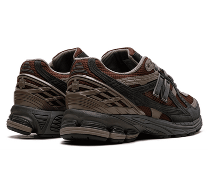 New Balance 1906U Rich Oak Phantom Sneaker Paar hinten