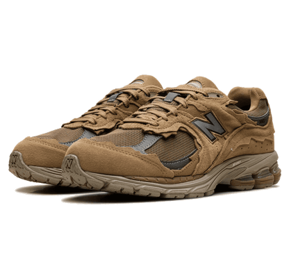 New Balance 2002R x Gore-Tex Protection Pack Stucco Seitenansicht mit NB Logo