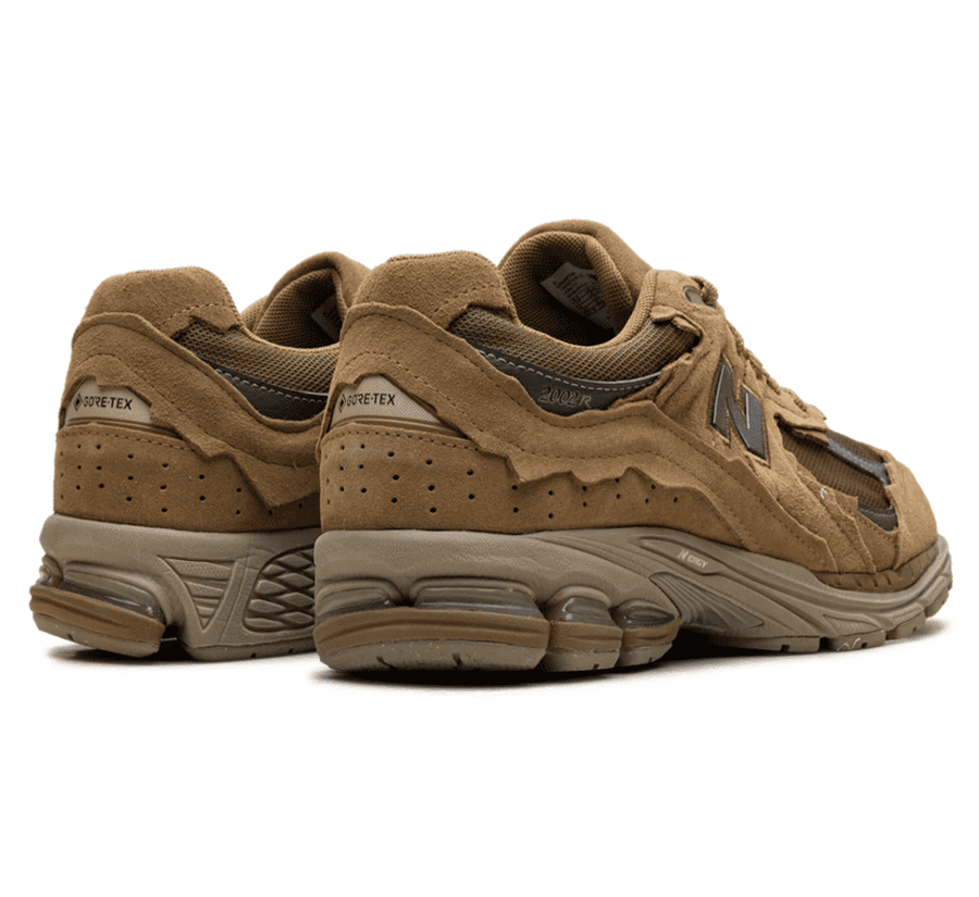 New Balance 2002R x Gore-Tex Protection Pack Stucco Sneaker Paar hinten