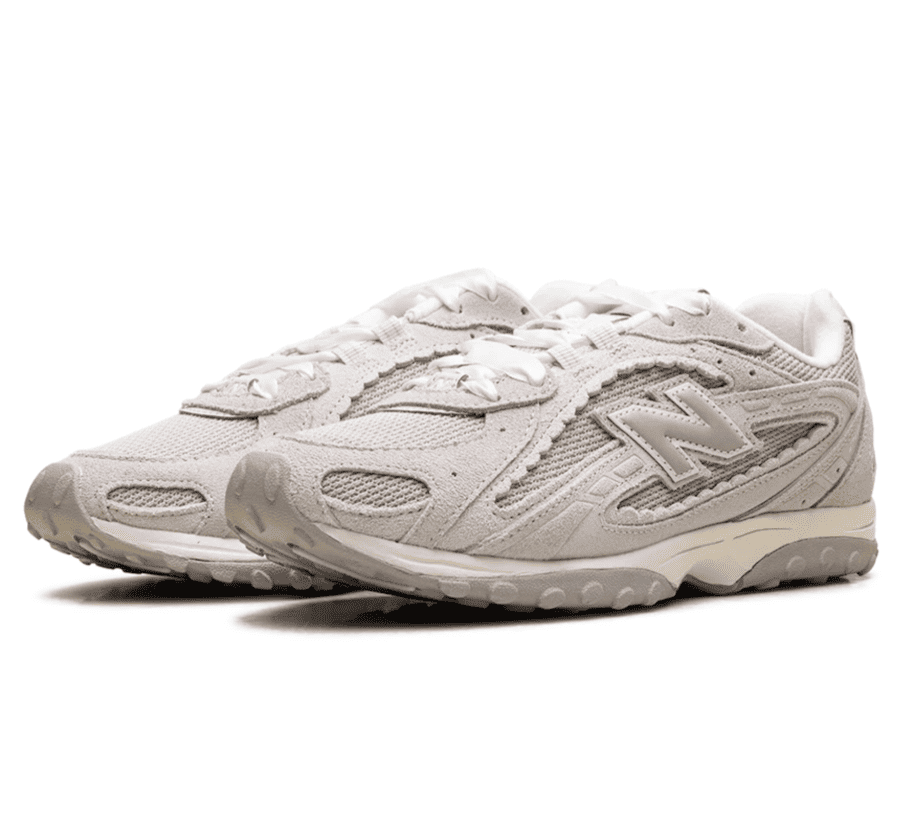 New Balance 204L Sea Salt Seitenansicht mit Off-White Upper und klassischem New Balance N-Logo