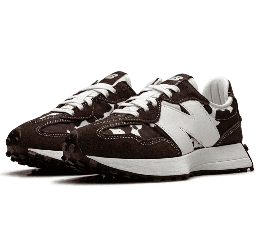 New Balance 327 Cow Print Pumpernickel Sea Salt W327APC seitliche Ansicht mit braun-weißem Kuhfellmuster