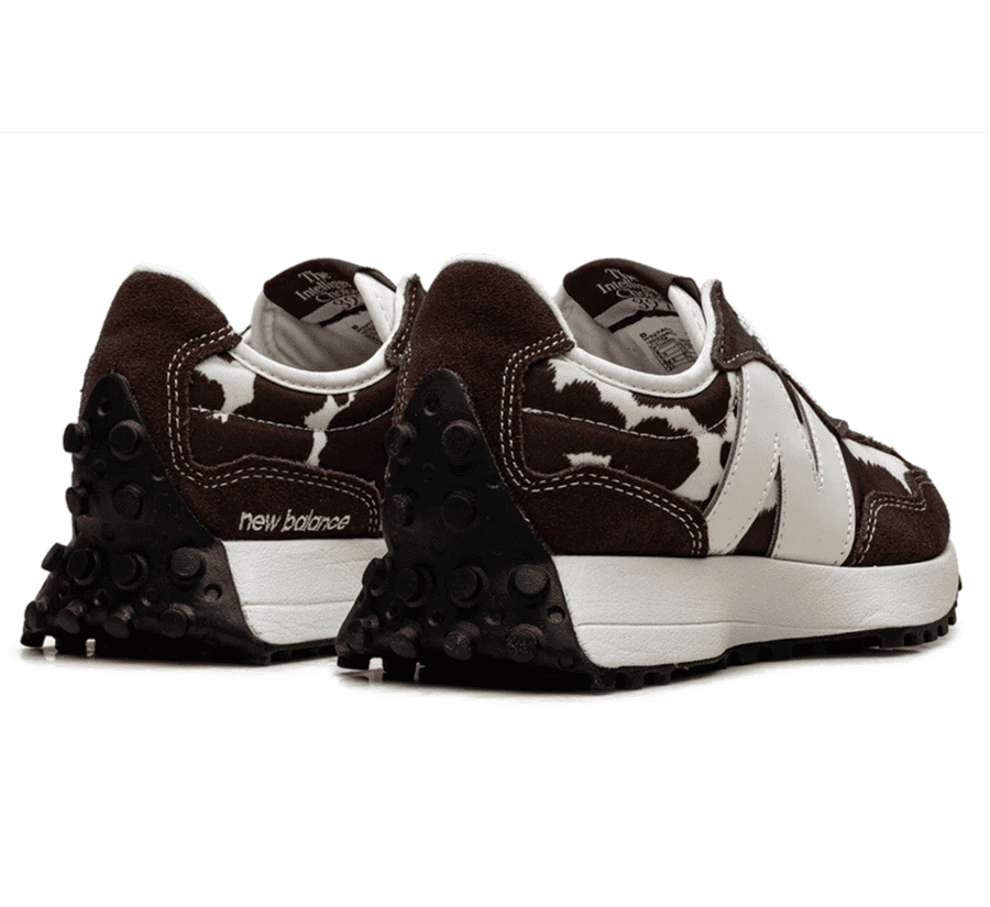 New Balance 327 Cow Print Pumpernickel Sea Salt W327APC Paar hinten mit braunen Wildleder-Overlays