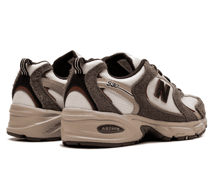 New Balance 530 Brown Tan Sneaker Paar hinten