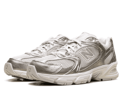 New Balance 530 Gold Metallic Linen Seitenansicht mit NB Logo
