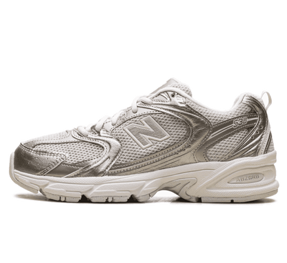 New Balance 530 Gold Metallic Linen Sneaker Paar vorne Perspective