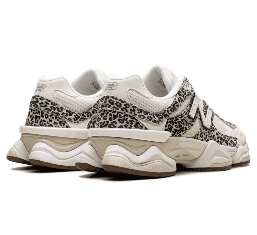 New Balance 9060 Brown White Leopard Paar hinten mit Leopard-Details und markanter Fersenkonstruktion