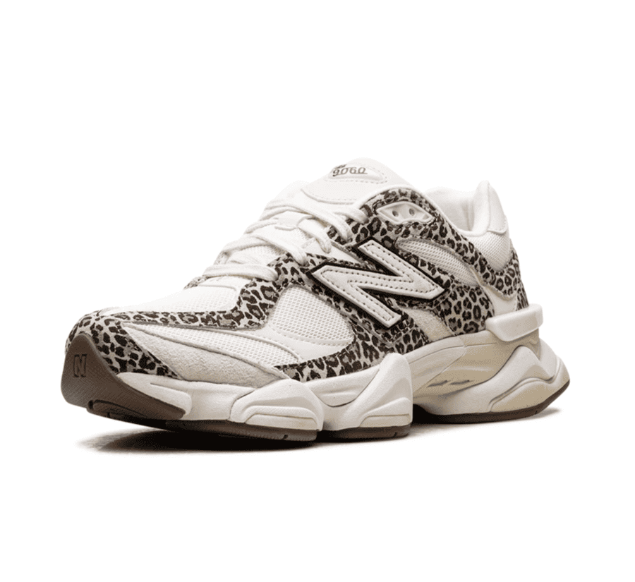 New Balance 9060 Brown White Leopard einzelner Schuh seitlich mit Pony Hair und braunen Wildleder-Overlays
