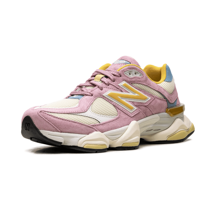 New Balance 9060 Pink Taffy einzelner Schuh seitlich mit hochwertigem Materialmix in Rosa und Creme