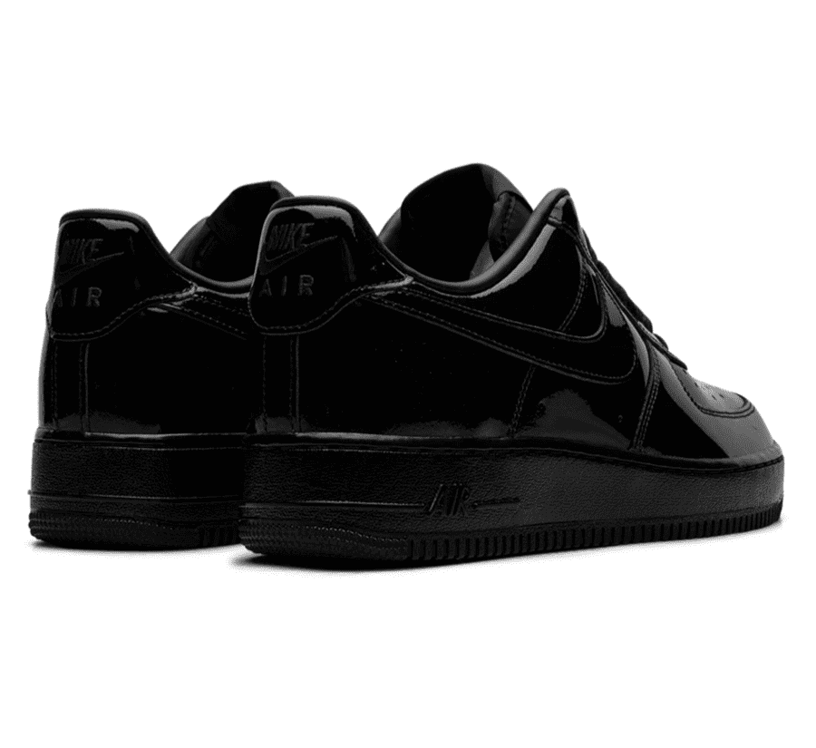 Nike Air Force 1 Low Black Patent Paar hinten mit schwarzem Nike Air Branding