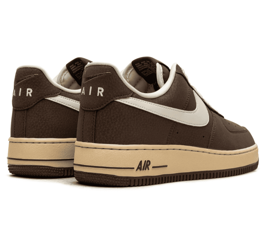 Nike Air Force 1 07 Cacao Wow FZ3592-259 Paar hinten mit braunem Upper und hellem Innenfutter