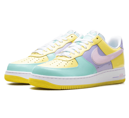 Nike Air Force 1 Low Easter 2026 Seitenansicht mit Pastellfarben