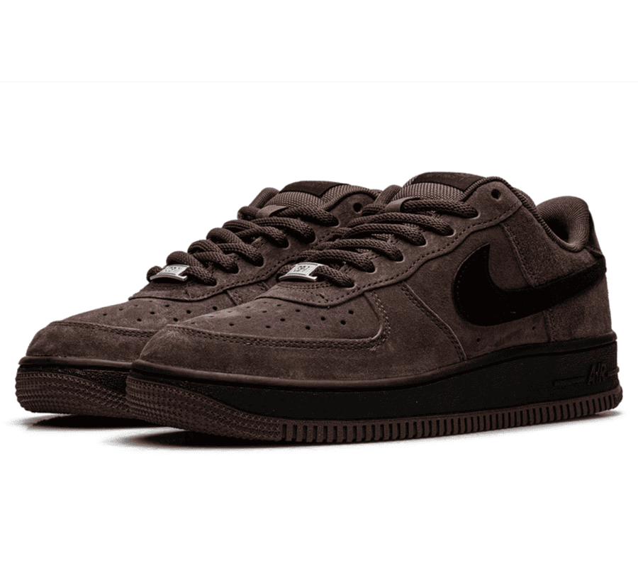 Nike SB Air Force 1 Low Light Chocolate Black HM8517-201 seitliche Ansicht mit schwarzem Nike Swoosh und braunem Wildleder