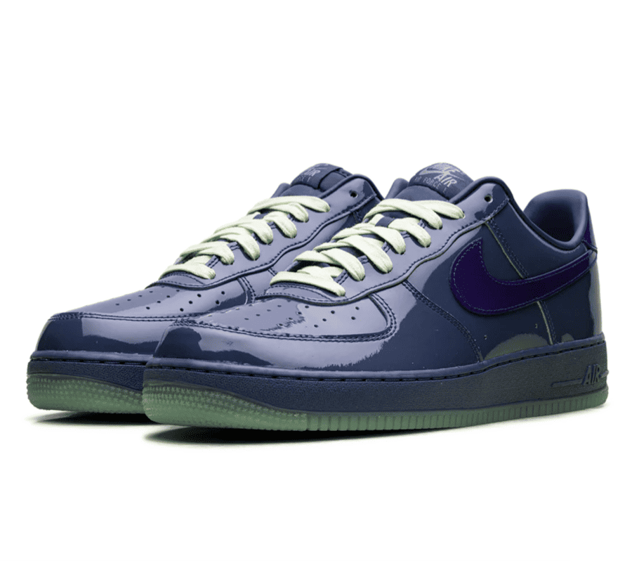Nike Air Force 1 Low Patent Leather Mystic Navy Grape Ice Seitenansicht aus Lackleder