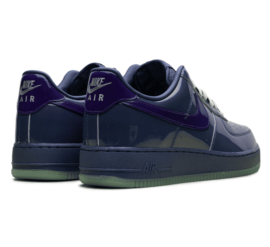 Nike Air Force 1 Low Patent Leather Mystic Navy Grape Ice Paar hinten