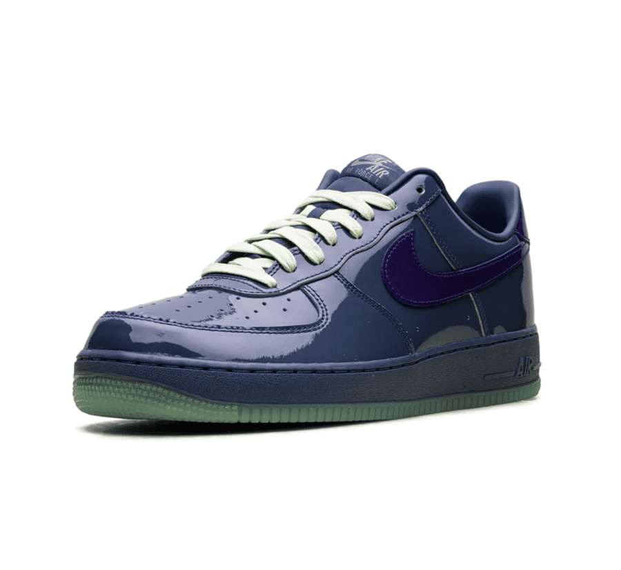Nike Air Force 1 Low Patent Leather Mystic Navy Grape Ice einzelner Schuh seitlich