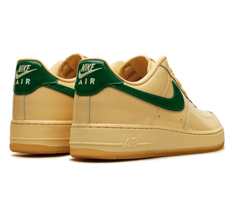 Nike Air Force 1 Low Patent Leather Topaz Gold Pine Green Paar hinten