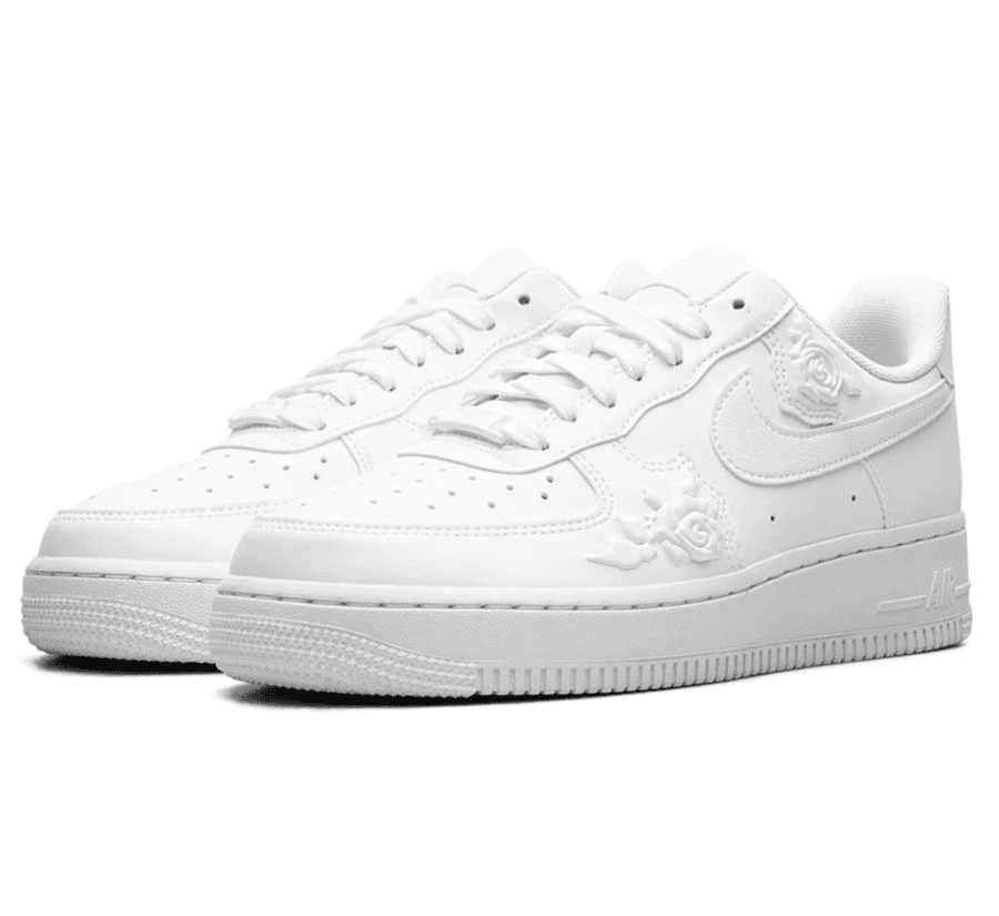 Nike Air Force 1 Low White Roses W HF2016-100 seitliche Ansicht mit Rosenprägung
