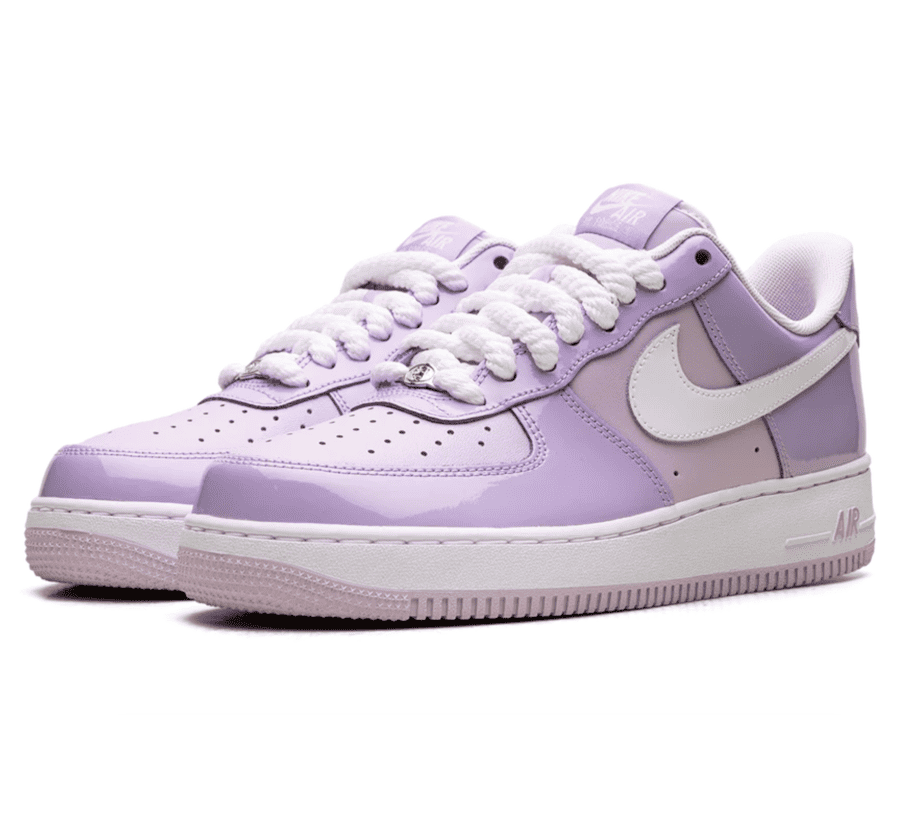 Nike Air Force 1 Low 07 LV8 Hydrangeas Patent Seitenansicht mit lila und hellblauen Patent Leather Overlays