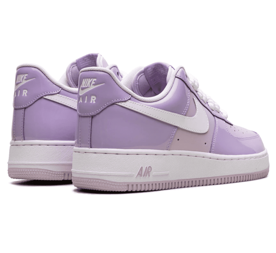 Nike Air Force 1 Low 07 LV8 Hydrangeas Patent Paar hinten mit glänzender Fersenkappe