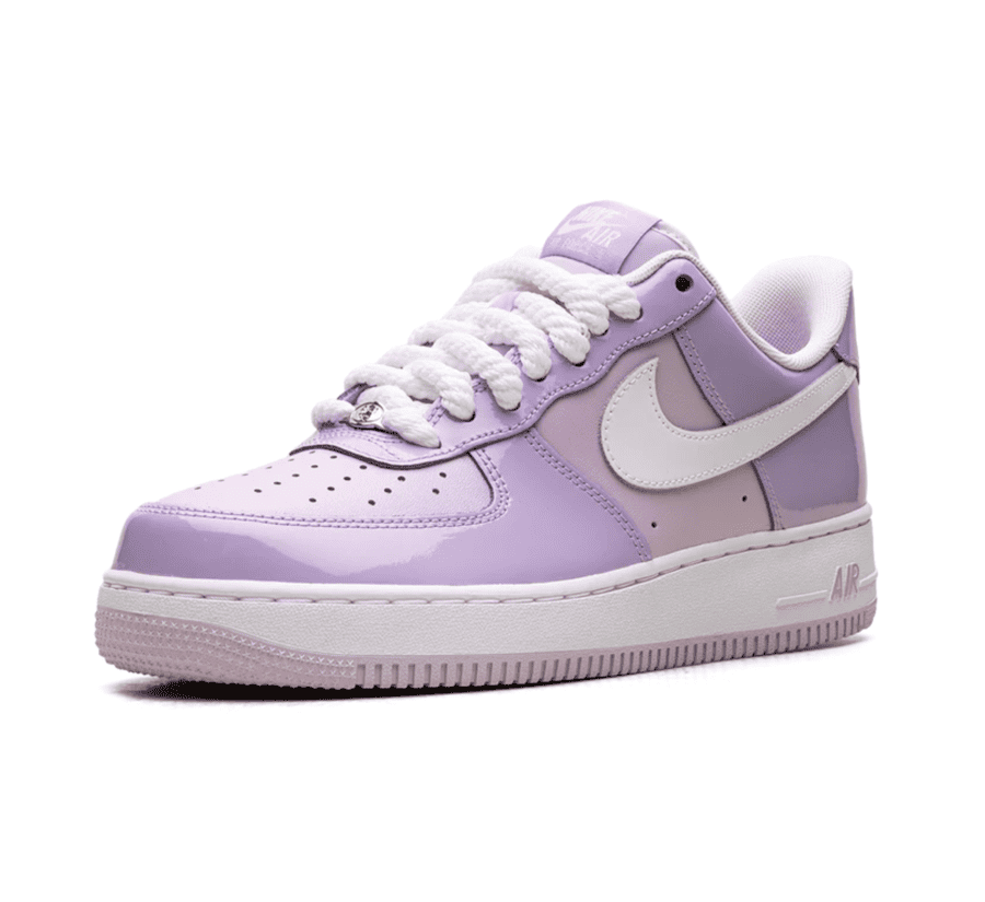 Nike Air Force 1 Low 07 LV8 Hydrangeas Patent einzelner Schuh seitlich mit floraler Pastell-Farbgebung