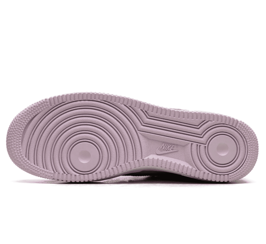 Nike Air Force 1 Low 07 LV8 Hydrangeas Patent Outsole unten mit klassischem Air Force Profil