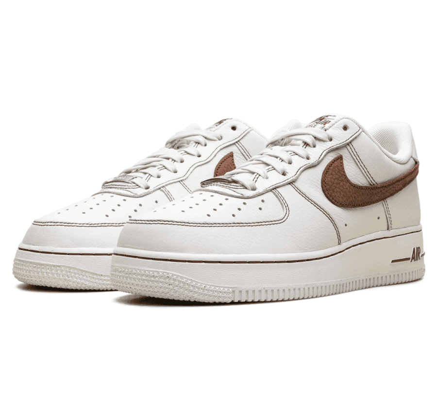 Nike Air Force 1 Low 07 LV8 Ivory Saddle Brown Seitenansicht mit braunem Swoosh und cremefarbenem Upper