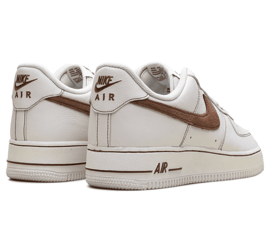 Nike Air Force 1 Low 07 LV8 Ivory Saddle Brown Paar hinten mit Saddle Brown Fersendetail