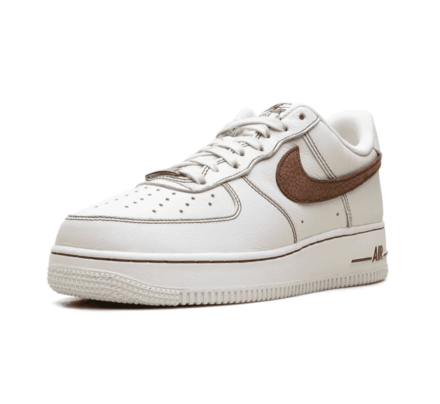 Nike Air Force 1 Low 07 LV8 Ivory Saddle Brown einzelner Schuh seitlich mit hochwertigem Glattleder