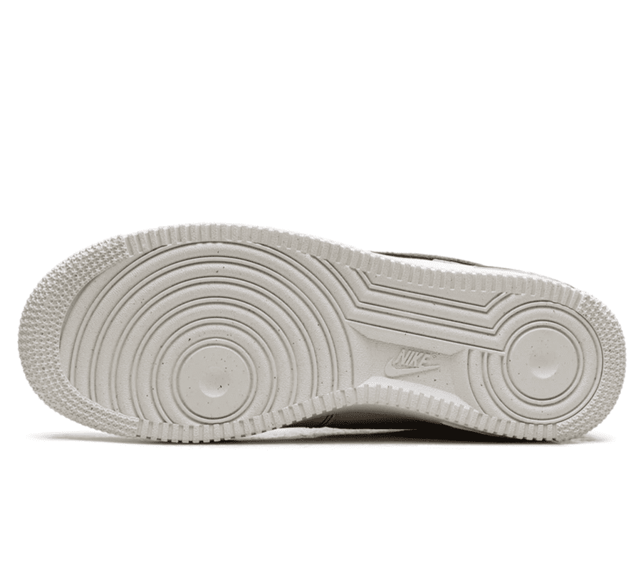 Nike Air Force 1 Low 07 LV8 Ivory Saddle Brown Outsole unten mit klassischem Air Force Profil