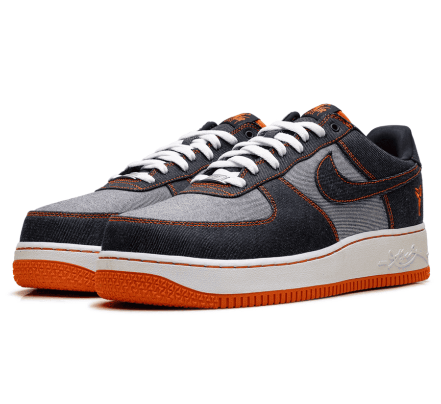 Nike Air Force 1 Low Kobe Bryant Denim Seitenansicht mit Denim-Material, orangefarbenen Nähten und Kobe Logo