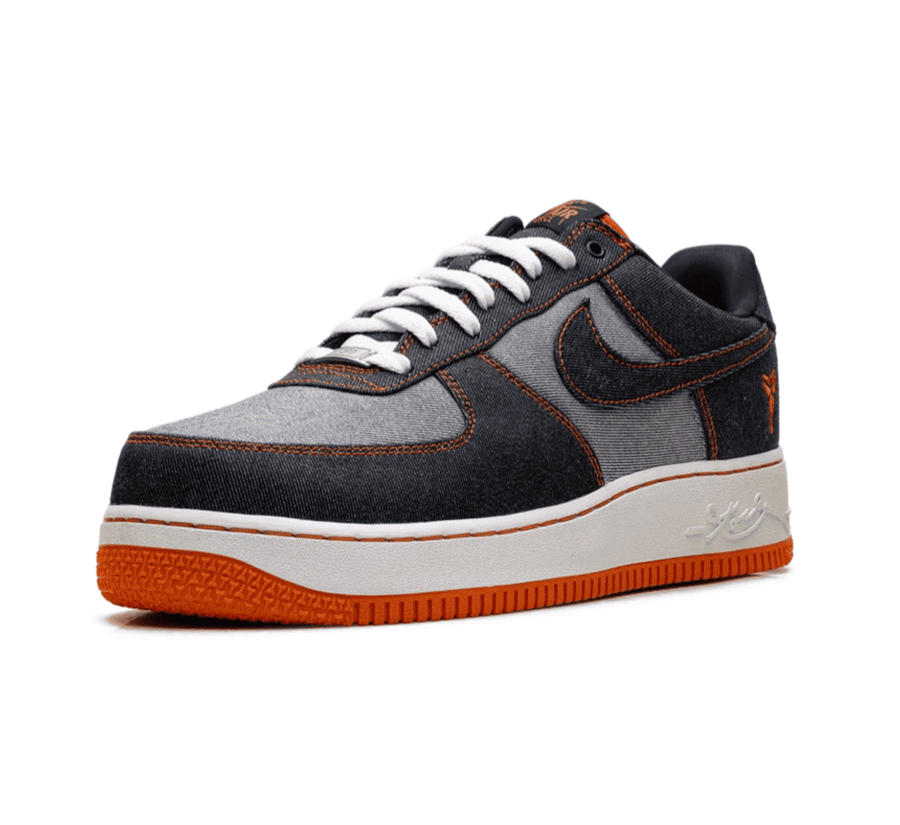 Nike Air Force 1 Low Kobe Bryant Denim einzelner Schuh seitlich mit zweifarbigem Denim Upper und orangefarbenen Kontrastnähten