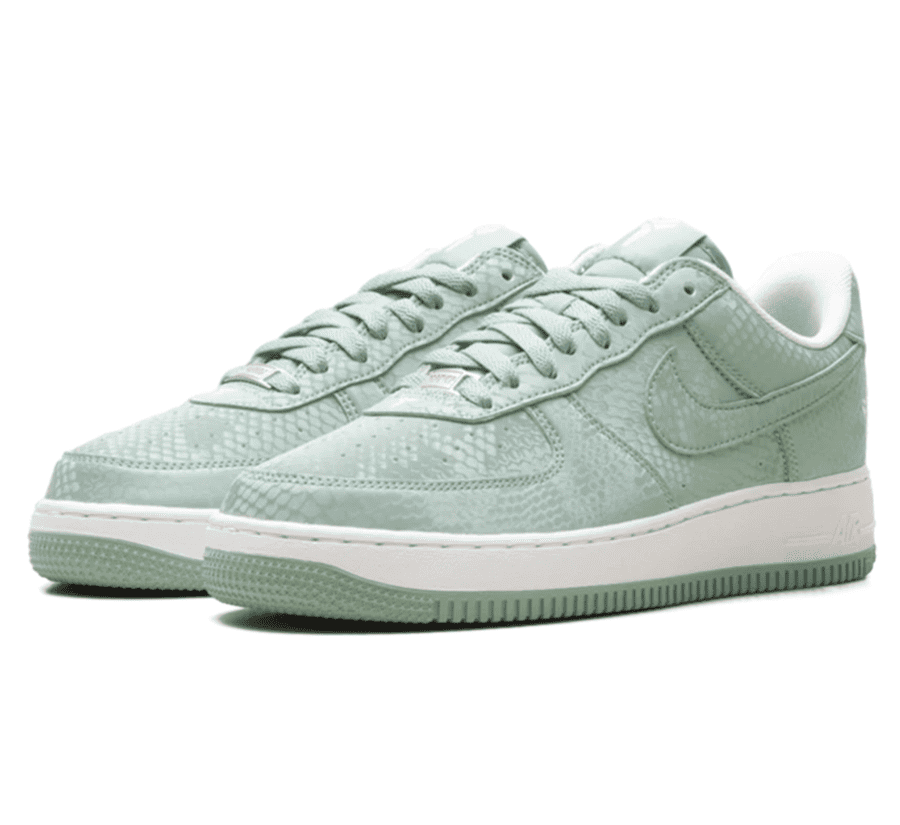 Nike Air Force 1 Low x Kobe Bryant Forever Steam IB0018-005 Seitenansicht mit irisierendem Salbeigrün und Kobe Sheath Logo