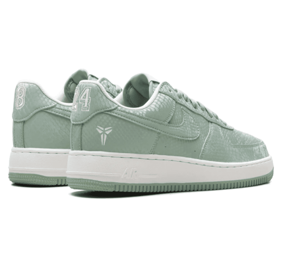 Nike Air Force 1 Low x Kobe Bryant Forever Steam IB0018-005 Paar hinten mit exklusiven Kobe Bryant Fersendetails