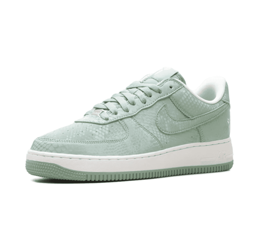 Nike Air Force 1 Low x Kobe Bryant Forever Steam IB0018-005 einzelner Schuh seitlich mit geprägter Schlangenhautstruktur