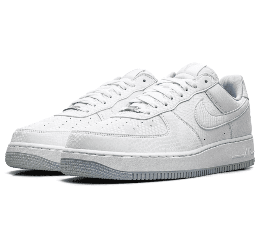 Kobe Bryant x Nike Air Force 1 Low Forever White Armory Blue IB0018-103 seitliche Ansicht mit Schlangenhaut-Print