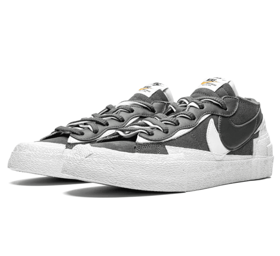 Nike Blazer Low x sacai Iron Grey DD1877-002 seitliche Ansicht mit doppeltem Nike Swoosh