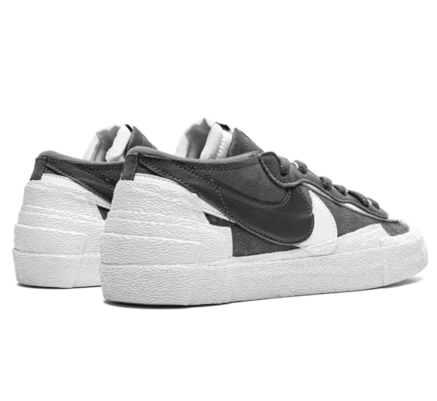 Nike Blazer Low x sacai Iron Grey DD1877-002 Paar von hinten mit mehrlagiger weißer Sohle