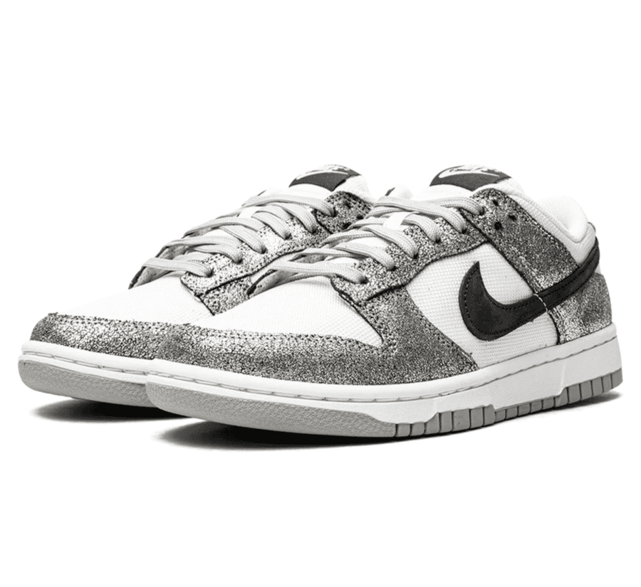 Nike Dunk Low Golden Gals Damen DO5882-001 Seitenansicht mit schwarzem Swoosh und Metallic-Silber Overlays