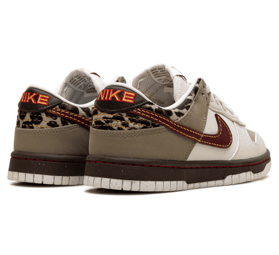 Nike Dunk Low Khaki Leopard W Paar hinten mit hochwertiger Fersenkonstruktion und Leoparden-Details