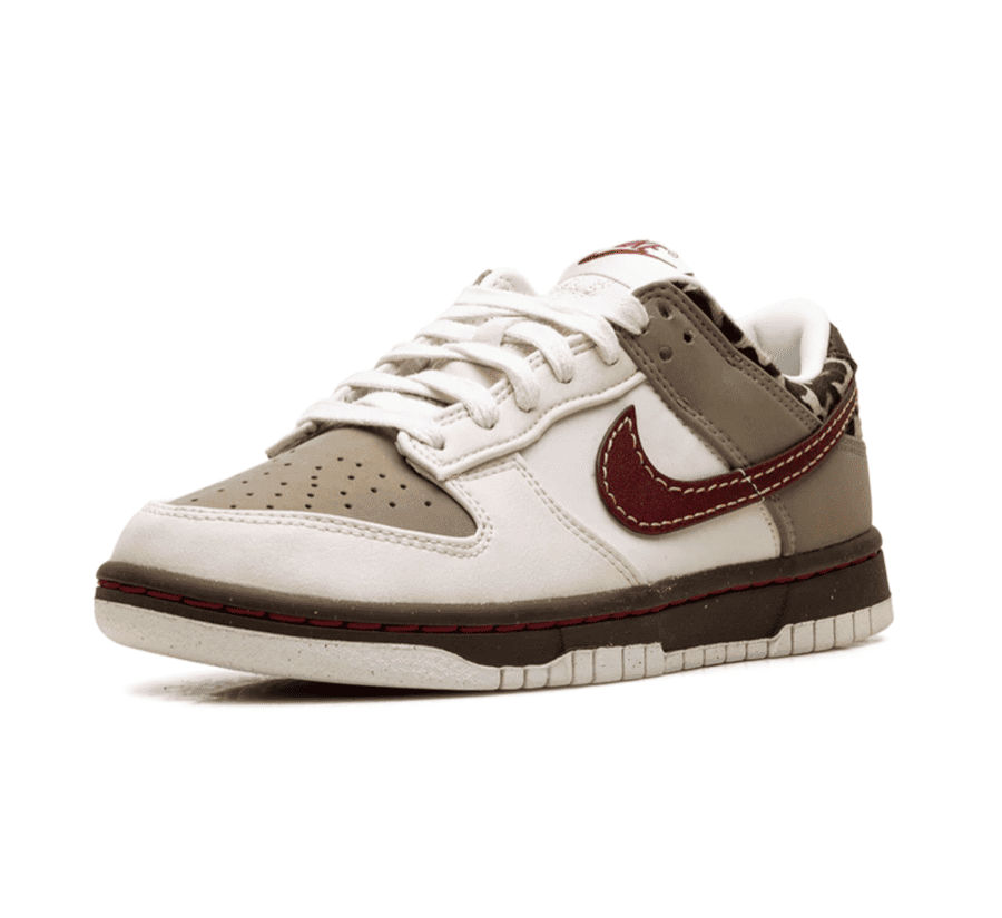 Nike Dunk Low Khaki Leopard W einzelner Schuh seitlich mit Khaki Leder und Pony Hair im Leopardendesign
